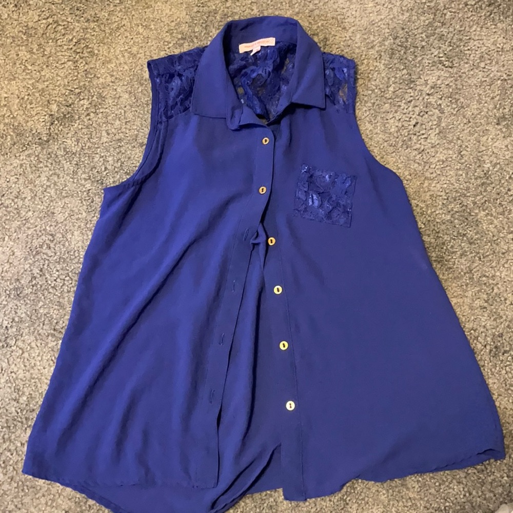 Sleeveless blouse gold buttons